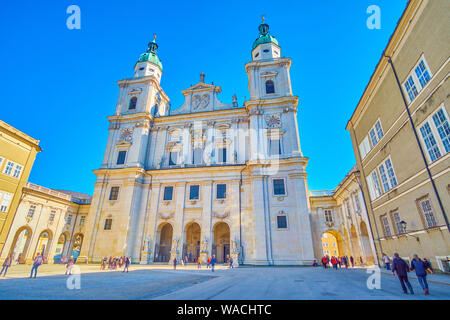 SALZBURG, Österreich - 27. FEBRUAR 2019: Die prächtige Fassade aus Stein der Salzburger Dom mit dem Domplatz auf dem Hintergrund, am 27. Februar in Salzburg. Stockfoto
