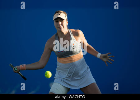 Aegon International 2016, Eastbourne, England - Belinda Bencic der Schweiz spielen eine einhändige Vorhand Schuß während ihrer zweiten Runde Frauen s Stockfoto