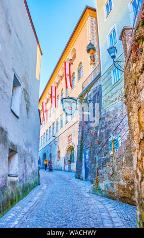 SALZBURG, Österreich - 27. Februar 2019: Der schmale Festungsgasse Straße, die zu der Festung Hohensalzburg, am 27. Februar in Salzburg. Stockfoto