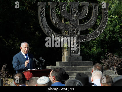 Der israelische Premierminister Benjamin Netanjahu spricht während einer Gedenkveranstaltung in der Minora Denkmal in Babiy Yar, einer Schlucht in Kiew. der israelische Premierminister Benjamin Netanjahu besucht Ukraine der Einführung einer Freihandelszone zwischen den Ländern und eine Pension Abkommen zu diskutieren. Während seines zweitägigen Staatsbesuch besuchte er auch eine Gedenkfeier. Stockfoto