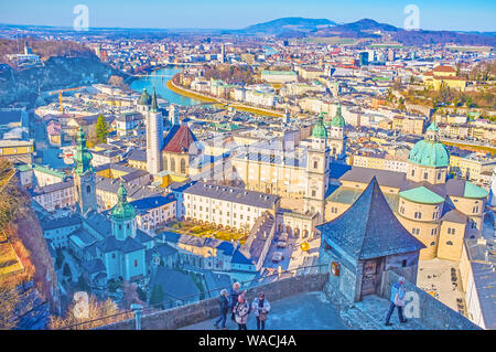 SALZBURG, Österreich - 27. FEBRUAR 2019: Die Touristen auf der Grosse Kuenburgbastei der Festung Hohensalzburg und Beobachten der Olt Stadt Gebäude aus der Stockfoto