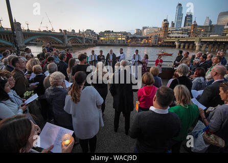 Der Bischof von Southwark hält eine kurze Service am Ufer der Themse, in der Nähe der Szene der Marchioness disaster, nach Überlebenden und Angehörigen der Opfer nahmen an einer Prozession zum 30. Jahrestag des Unfalls zu markieren. Stockfoto