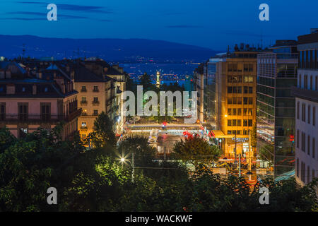 Dämmerung Blick auf Genf Straßen der Stadt mit Gebäuden, Genfer See (Lac Leman) und Leuchtturm während der schönen Sommernacht, Genf, Schweiz, Europa Stockfoto
