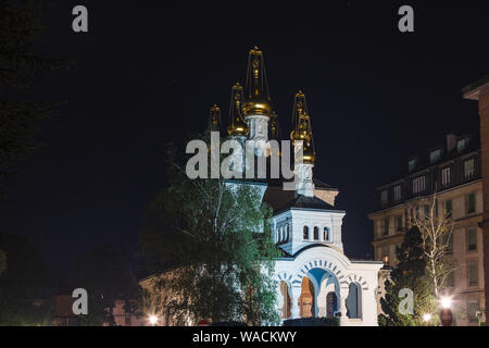 Russisch-orthodoxe Kirche (Eglise Russe) mit goldenen Zwiebeltürmen an schönen Sommernacht, Genf, Schweiz, Europa Stockfoto