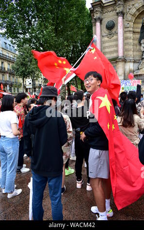 Counter-Demonstranten mit chinesischen Fahnen auf der Place St Michel und Demonstranten Unterstützung pro-demokratische Proteste in Hongkong. Paris, Frankreich, 17. Aug 2019. Stockfoto