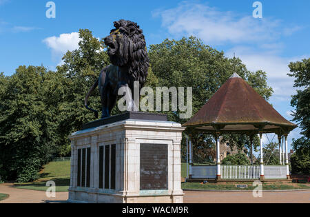 Die Löwenskulptur der Maiwand steht im Zentrum der öffentlichen Forbury Gardens in Reading, Berkshire, England, Großbritannien Stockfoto