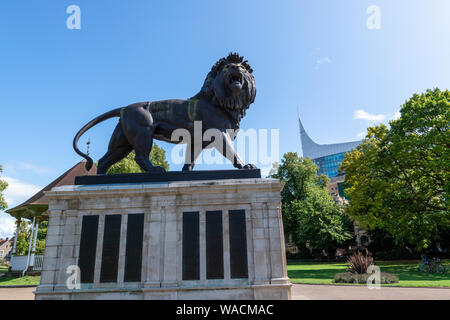 Lesen Sie Szenen mit dem berühmten Löwen der Maiwand, dem Skulpturen-Kriegsdenkmal in Forbury Gardens und dem markanten neuen Wahrzeichen Turm, der das Blade baut Stockfoto