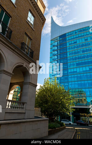 Lesen Szenen mit den prominenten eindrucksvollen neuen Landmark Tower Gebäude, das Blade Abbey Mill House) - Bereitstellung von Besoldungsgruppe A Büroflächen im Lesen Stockfoto