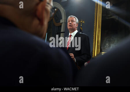 New York, New York, USA. 19 Aug, 2019. New York City Bürgermeister Bill De Blasio kündigt das Ende der Beschäftigung NYPD Officer Daniel Pantaleo auf Empfehlung von New York City Polizei Kommissar James O'Neal während der Pressekonferenz in New York City Hall am August 19, 2019 in New York City. Quelle: MPI 43/Media Punch/Alamy leben Nachrichten Stockfoto