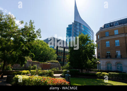 Lesen Szenen mit den prominenten eindrucksvollen neuen Landmark Tower Gebäude, das Blade Abbey Mill House) - Bereitstellung von Besoldungsgruppe A Büroflächen im Lesen Stockfoto