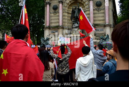 Counter-Demonstranten mit chinesischen Fahnen auf der Place St Michel und Demonstranten Unterstützung pro-demokratische Proteste in Hongkong. Paris, Frankreich, 17. Aug 2019. Stockfoto