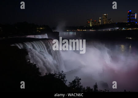 Niagara Falls, New York: Die amerikanischen Fälle, die Horseshoe Falls (Hintergrund) und Hotels auf der kanadischen Seite der Schlucht in der Nacht, von der Aussicht. Stockfoto