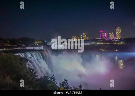 Niagara Falls, New York: Die amerikanischen Fälle, die Horseshoe Falls (Hintergrund) und Hotels auf der kanadischen Seite der Schlucht in der Nacht, von der Aussicht. Stockfoto