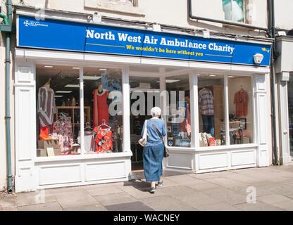 Dame an der North West Air Ambulance Charity Shop in Lytham Lancashire England Großbritannien Stockfoto