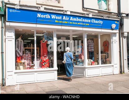 Dame an der North West Air Ambulance Charity Shop in Lytham Lancashire England Großbritannien Stockfoto