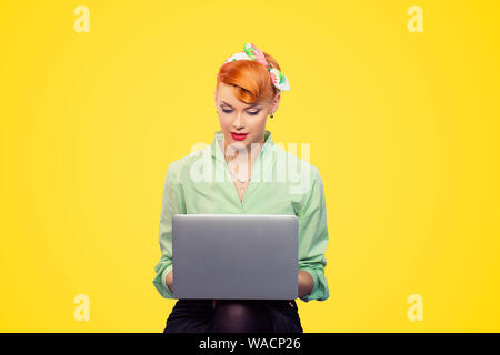 Schöne Frau, Redhead pinup Girl in grünes T-Shirt mit Sieg mit Laptop roll Retro auf gelben Hintergrund. Arbeiten an Line Konzept Stockfoto