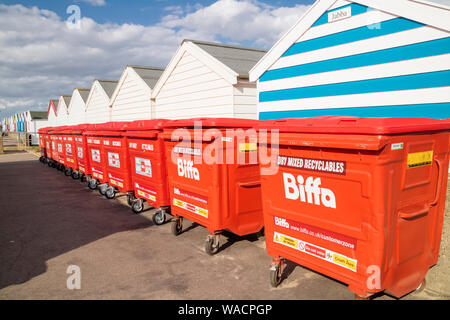 Recycling Bins zu einem Badeort, England, Großbritannien Stockfoto