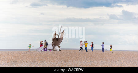 Skulptur namens Jakobsmuscheln, Benjamin Britten auf dem Strand in der Küstenstadt Hastings an der Ost Küste von Suffolk, England, Großbritannien Stockfoto