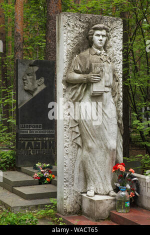 Grab von russischen bolschewistischen revolutionären Anna Bychkova (1886 - 1985) bei Shirokorechenskoye Friedhof in Jekaterinburg, Russland. Anna Bychkova diente als der Bürgermeister von Swerdlowsk (heute Jekaterinburg) von 1920 bis 1930. Stockfoto