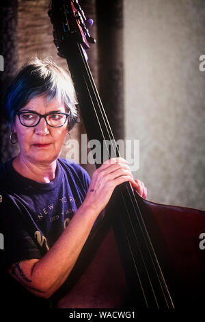 Paula Gardiner Spielt Kontrabass, Brecon Jazz Festival 2019 Stockfoto