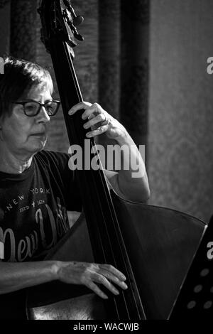 Paula Gardiner Spielt Kontrabass, Brecon Jazz Festival 2019 Stockfoto