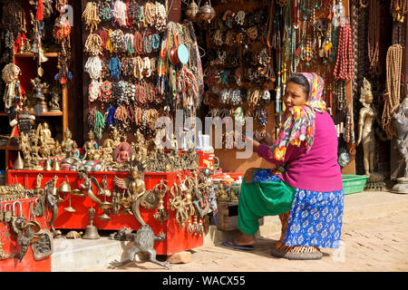 Frau vor Verkauf von tibetisch-buddhistischen Gebetsperlen und andere religiöse Gegenstände in Boudhanath, Tal von Kathmandu, Nepal sitzen Stockfoto