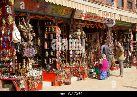 Läden, die tibetisch-buddhistischen Gebetsperlen, Gebetsmühlen, und andere religiöse Gegenstände in Boudhanath, Tal von Kathmandu, Nepal Stockfoto