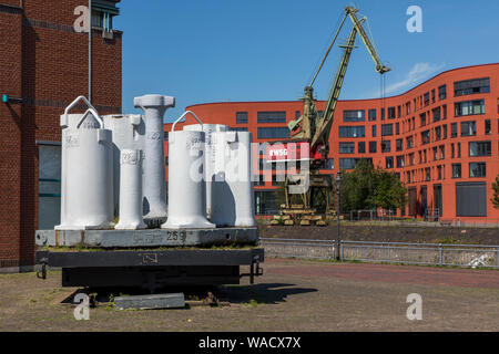 Duisburg, Innenhafen, Bürogebäude, Ziegelbau, Landesarchiv NRW, Formen vor dem Kultur- und Stadthistorisches Museum Duisburg Stockfoto
