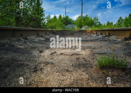 Verlassene Eisenbahn Eisenbahn Links hinter einer alten verlassenen Mine in den Bergen. Stockfoto