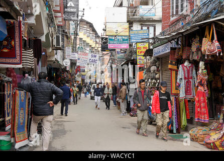 Überfüllte Straße zwischen Läden, Kaufhäuser, Restaurants und Dienstleistungen im Thamel Touristenviertel von Kathmandu, Nepal Stockfoto