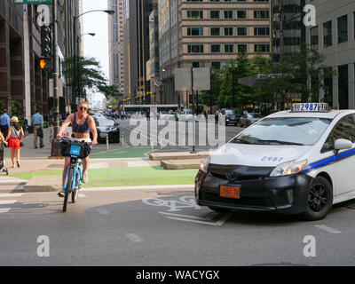 Radfahrer, die Vermeidung von Taxi. Chicago, Illinois. Stockfoto