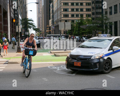 Radfahrer, die Vermeidung von Taxi. Chicago, Illinois. Stockfoto