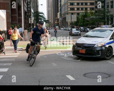 Radfahrer, die Vermeidung von Taxi. Chicago, Illinois. Stockfoto