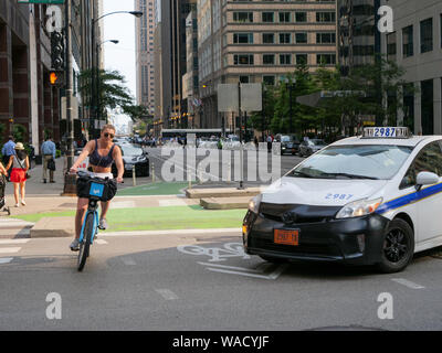 Radfahrer, die Vermeidung von Taxi. Chicago, Illinois. Stockfoto