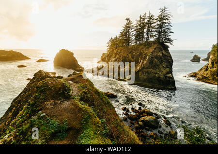 Haystack rocks bei Sonnenuntergang entlang der Küste von Oregon Stockfoto