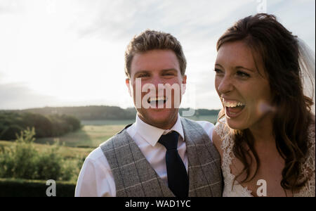 Neu Paar, Braut und Bräutigam lachen am Tag ihrer Hochzeit Heiraten Stockfoto