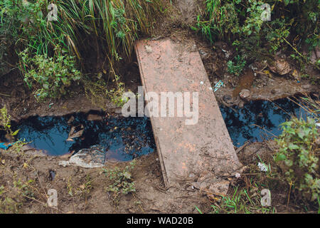 Schwarzes Wasser und Verschmutzung auf den Fluss führen aus Abfällen von der Fabrik Stockfoto