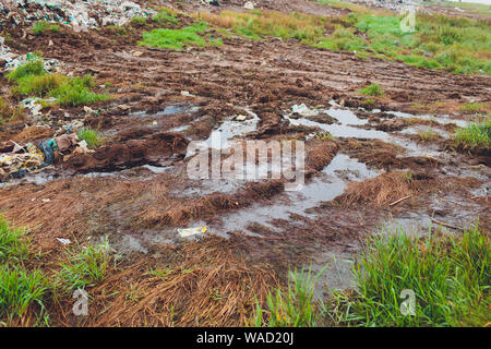 Schwarzes Wasser und Verschmutzung auf den Fluss führen aus Abfällen von der Fabrik Stockfoto