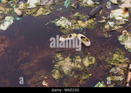 Schwarzes Wasser und Verschmutzung auf den Fluss führen aus Abfällen von der Fabrik Stockfoto