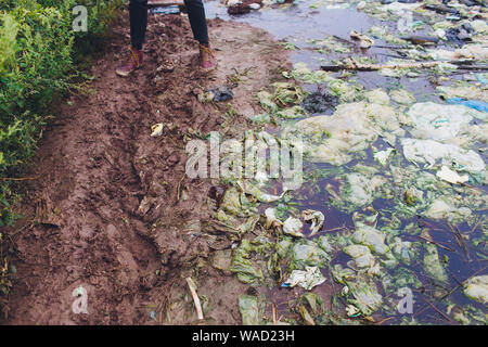 Schwarzes Wasser und Verschmutzung auf den Fluss führen aus Abfällen von der Fabrik Stockfoto