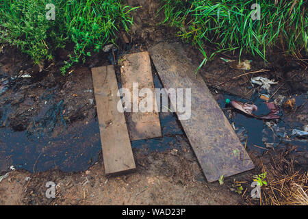 Schwarzes Wasser und Verschmutzung auf den Fluss führen aus Abfällen von der Fabrik Stockfoto