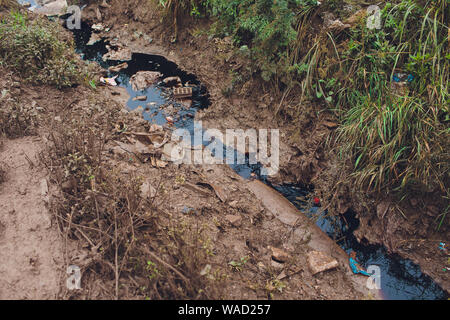Schwarzes Wasser und Verschmutzung auf den Fluss führen aus Abfällen von der Fabrik Stockfoto