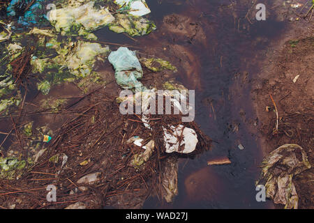 Ufa, Russland, 1. Juli, 2019: schwarzes Wasser und Verschmutzung auf den Fluss führen aus Abfällen von der Fabrik Stockfoto