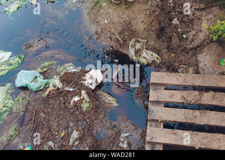 Ufa, Russland, 1. Juli, 2019: schwarzes Wasser und Verschmutzung auf den Fluss führen aus Abfällen von der Fabrik Stockfoto