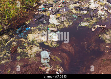 Ufa, Russland, 1. Juli, 2019: schwarzes Wasser und Verschmutzung auf den Fluss führen aus Abfällen von der Fabrik Stockfoto