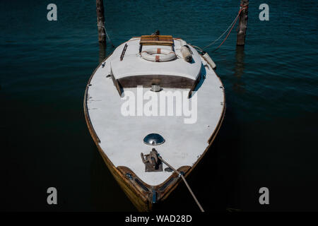 Weiße Boot im Meer im Sommer günstig Stockfoto