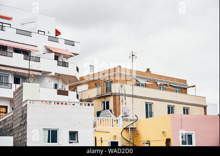 Die Fassaden der Häuser an bewölkten Himmel Hintergrund in Teneriffa. Stockfoto