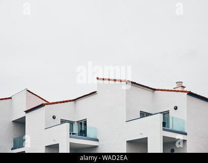 Weißes Haus mit Terrassen und Ziegeldach gegen den grauen Himmel auf Teneriffa Stockfoto