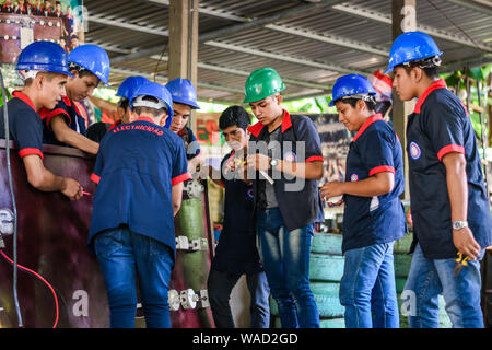 Latin elektrische Schüler, die am Projekt an der Hochschule in Guatemala Stockfoto