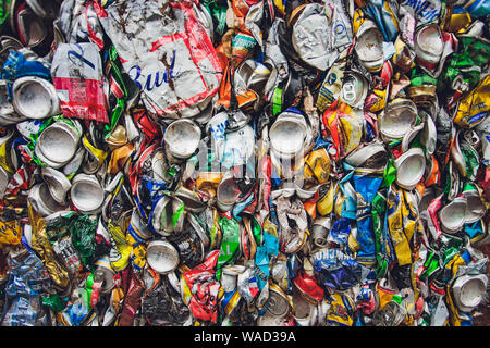 Ufa, Russland, 1. Juli, 2019: Nahaufnahme, komprimierte Aluminium Dosen, Bierdosen, zerkleinert Soda vor Recycling Factory center. Stockfoto